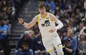 神仙球！菲利波夫斯基反击大拉杆上篮 皮球弹在篮板上沿后掉入网